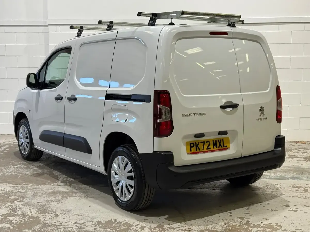 Second-hand Peugeot Partner Premium 100 CP (73 kW) 2022 Alb Monovolum
