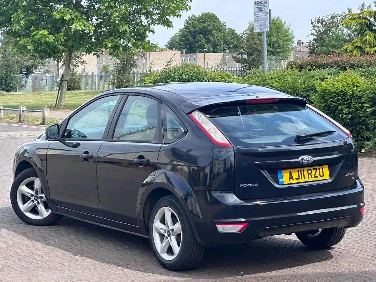 Used Ford Focus Zetec 125 HP (91 kW) 2011 Black Hatchback