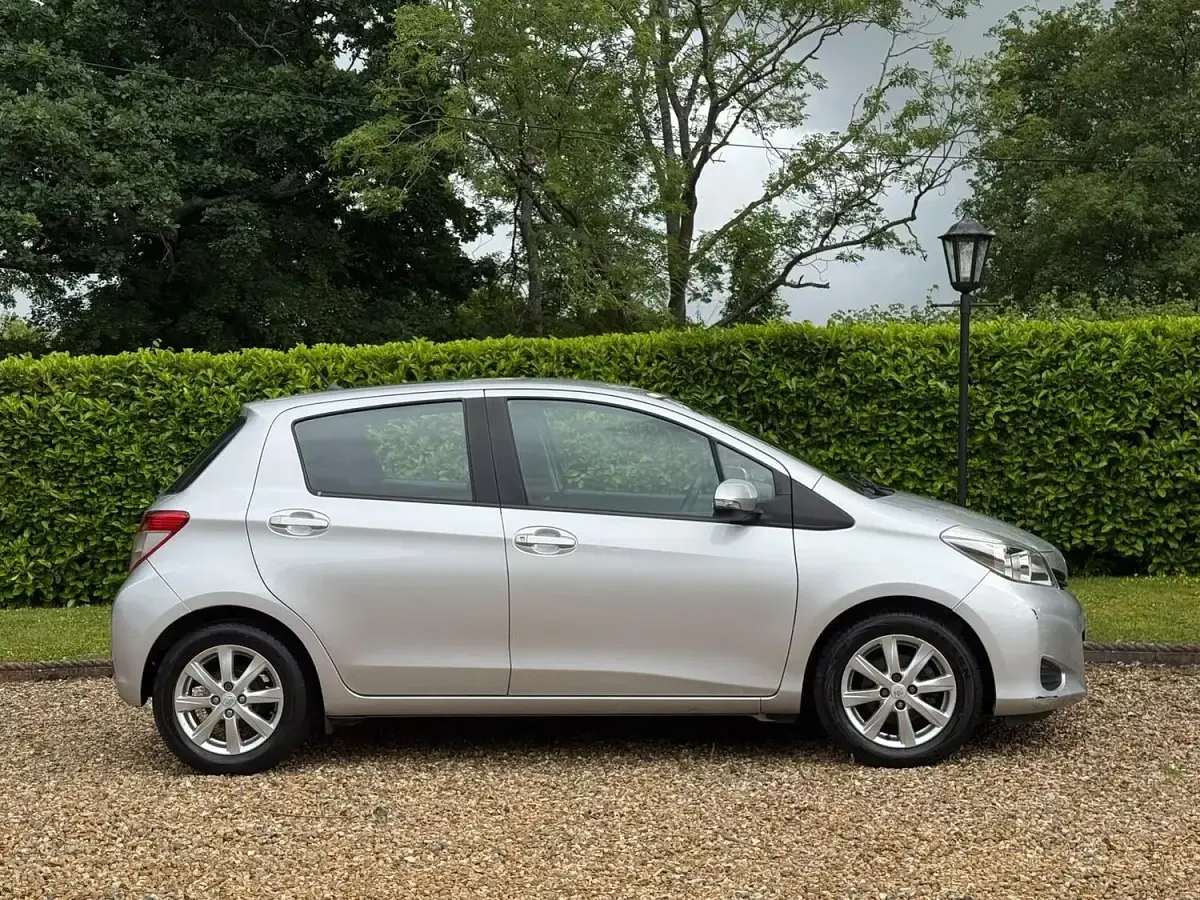 Used Toyota Yaris Multidrive S 101 HP (74 kW) 2012 Silver Hatchback