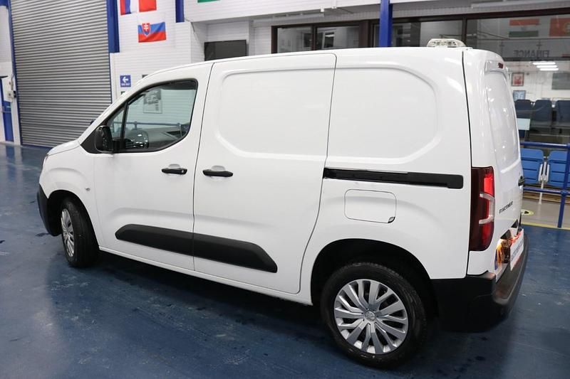 Used Peugeot Partner 100 HP (73 kW) 2019 White MPV