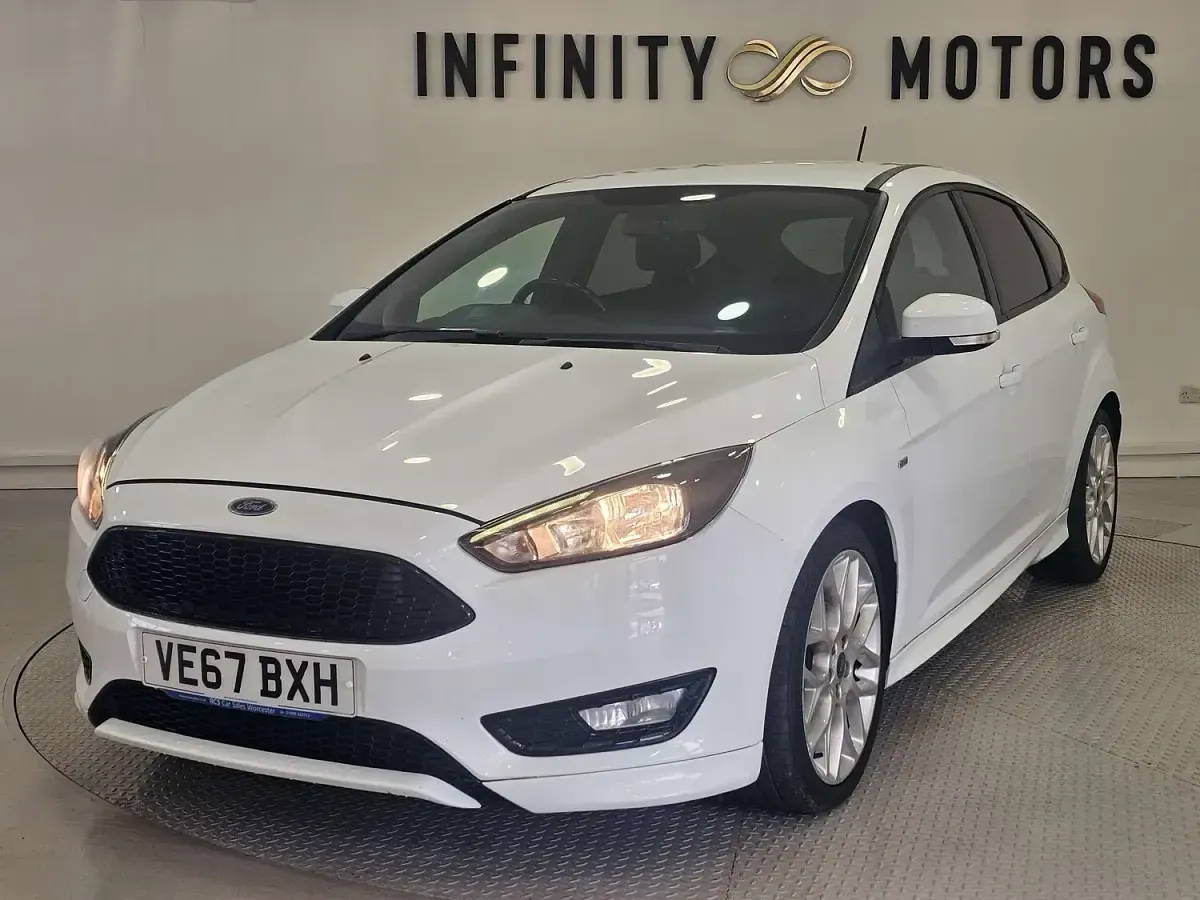 Used Ford Focus ST-Line 140 HP (102 kW) 2017 White Hatchback