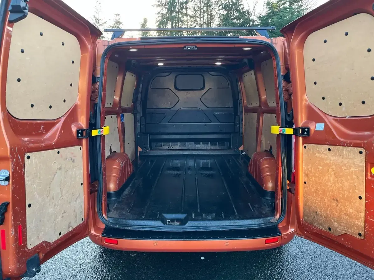 Second-hand Ford Transit Custom Sport 185 CP (136 kW) 2020 Portocaliu Van