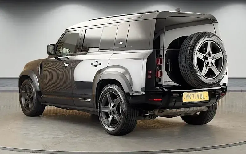 Used Land Rover Defender SE Dynamic 300 HP (220 kW) 2023 SUV