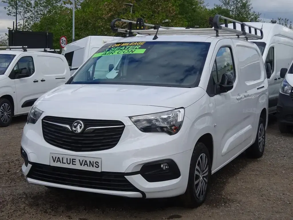 Second-hand Vauxhall Combo 100 CP (73 kW) 2023 Alb Monovolum