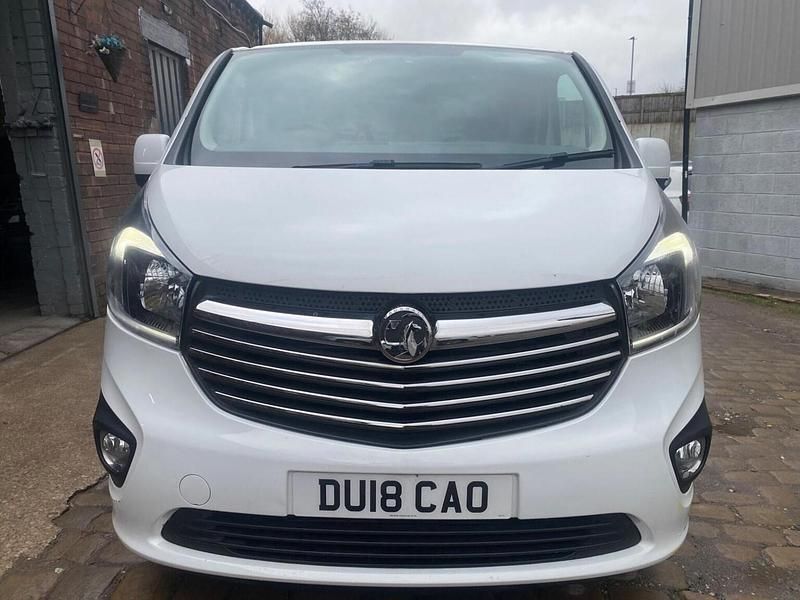 Second-hand Vauxhall Vivaro Sportive 2018 Alb Monovolum