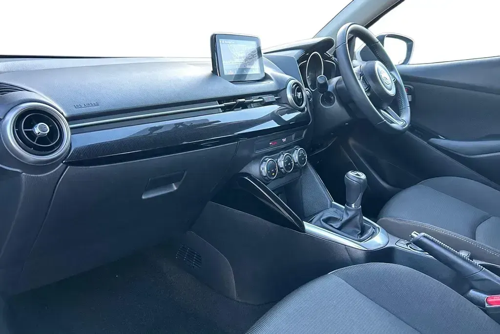 Używany Mazda 2 75 KM (55 kW) 2022 Biały Hatchback