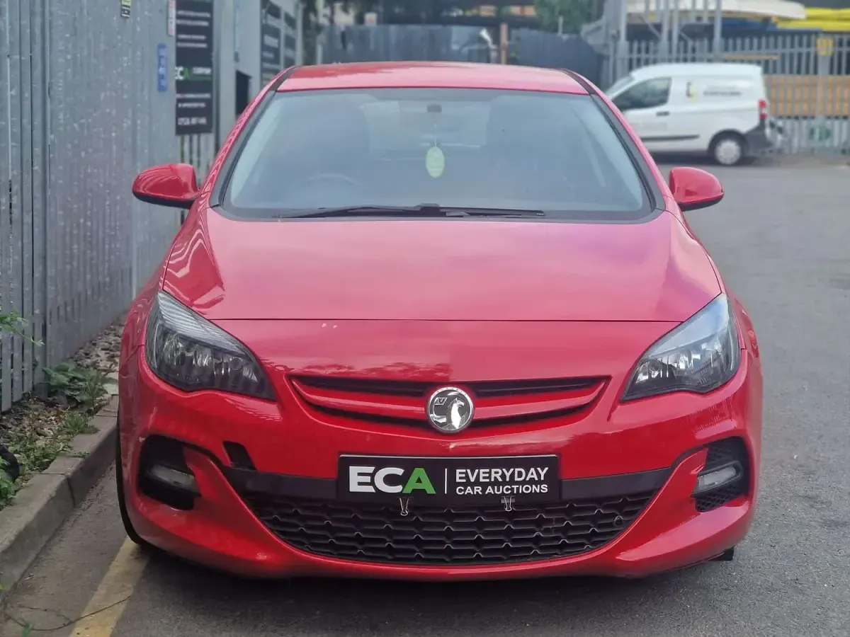 Used Vauxhall Astra Edition 140 HP (102 kW) 2014 Red Hatchback