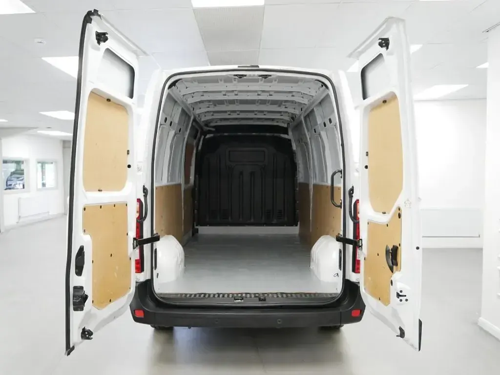 Used Renault Master Business 135 HP (99 kW) 2022 White MPV