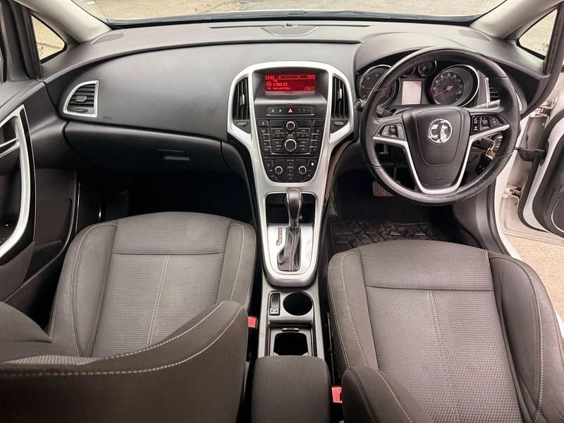 Second-hand Vauxhall Astra SRi 165 CP (121 kW) 2011 Alb Hatchback