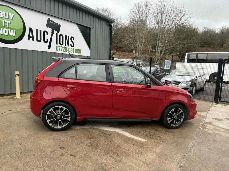 Begagnad MG MG3 106 HK (77 kW) 2016 Röd Halvkombi