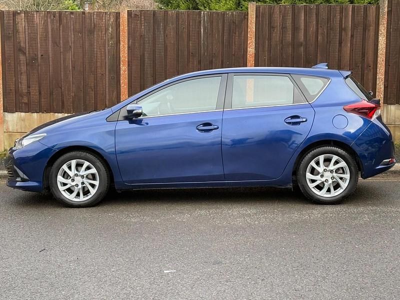 Used Toyota Auris 112 HP (82 kW) 2016 Blue Hatchback