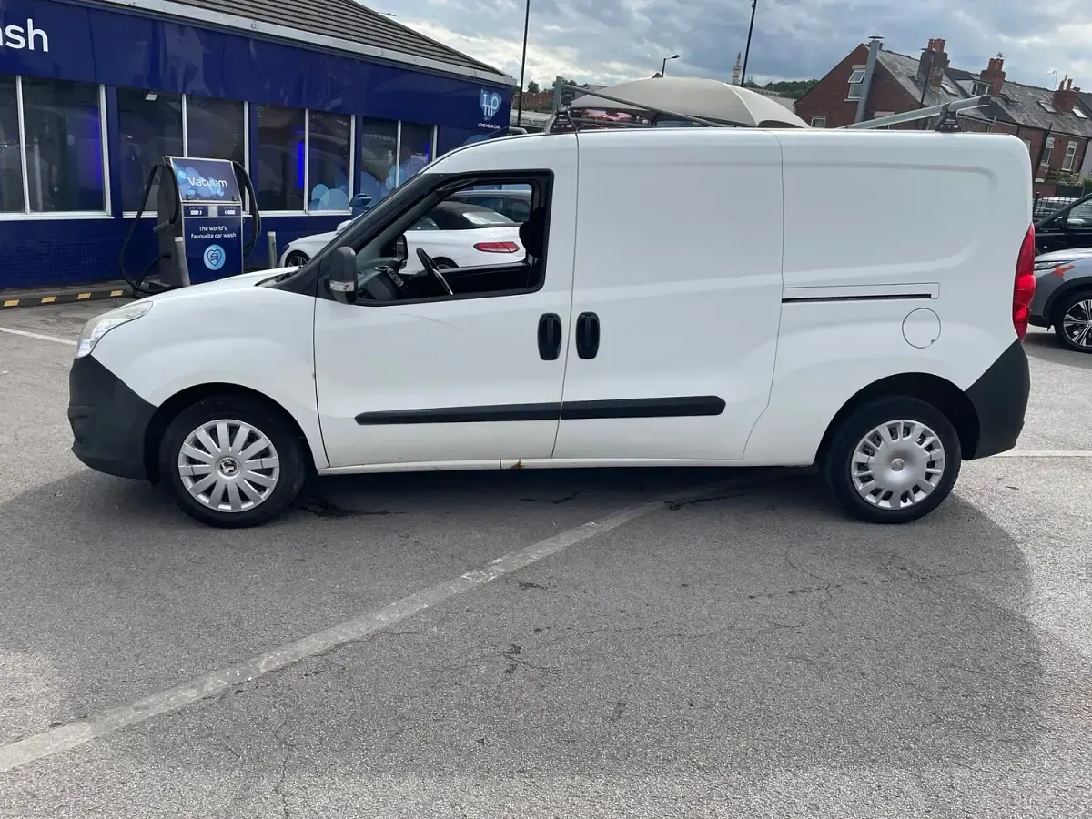 Used Vauxhall Combo 2015 White MPV