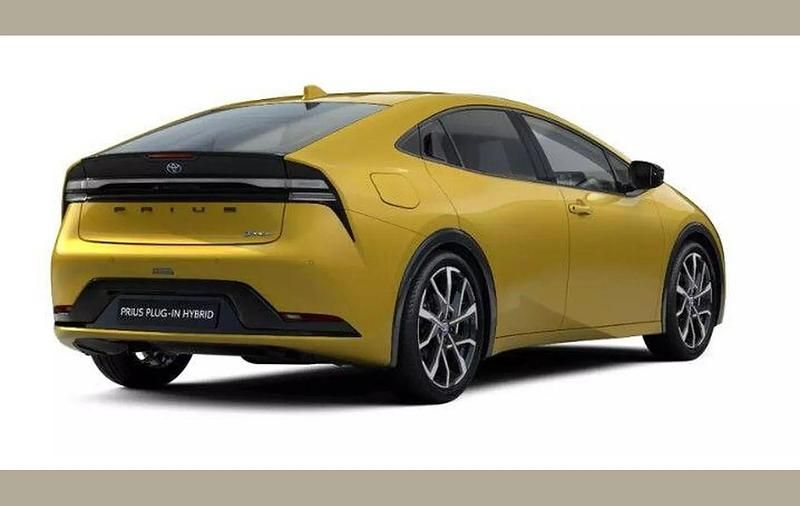 Used Toyota Prius 223 HP (164 kW) 2025 Yellow Hatchback