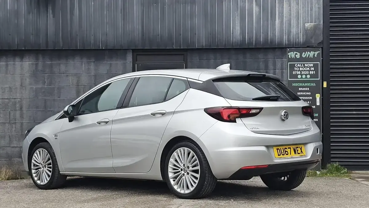 Used Vauxhall Astra Elite 150 HP (110 kW) 2018 Silver Hatchback
