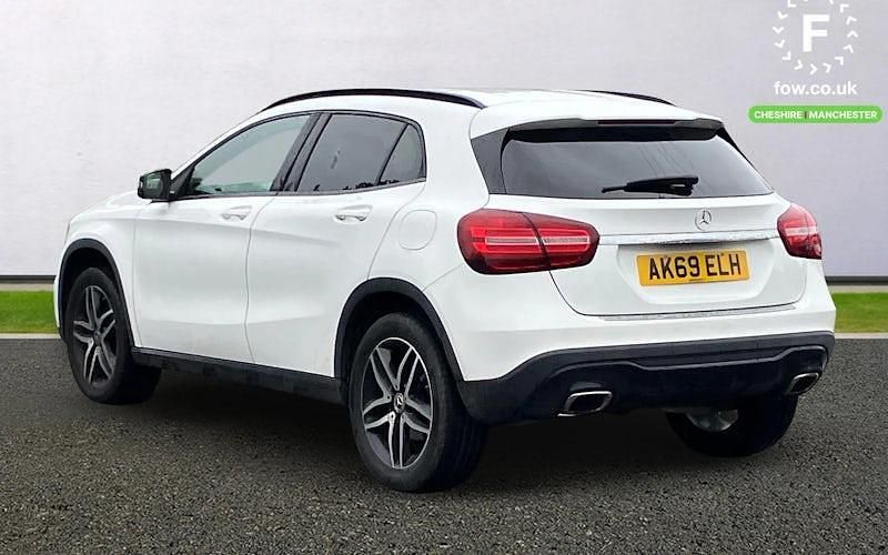 Usado Mercedes GLA180 Urban 122 HP (89 kW) 2019 Branco SUV