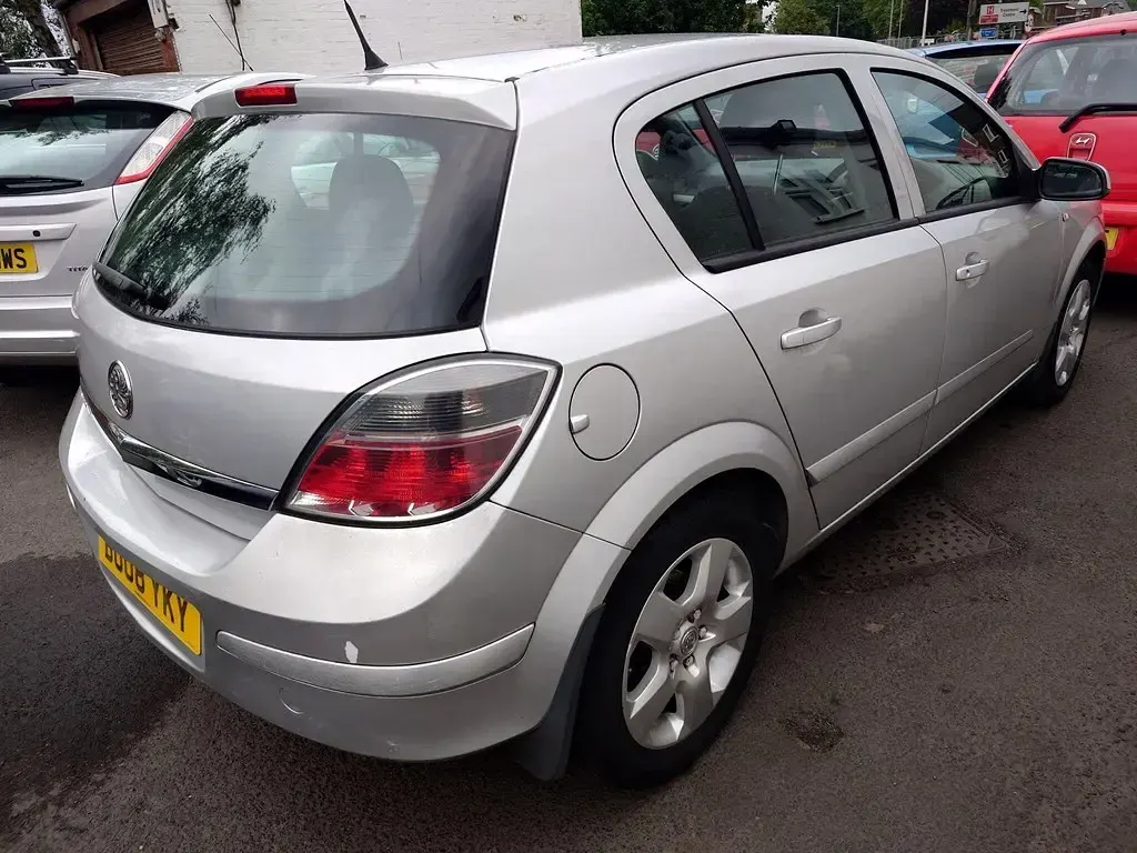 Usado Vauxhall Astra 90 CV (66 kW) 2008 Plateado Utilitario