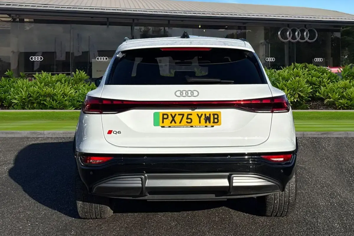 Usado Audi Q6 e-tron S-Line 239 kW (326 CV) 2025 Blanco SUV