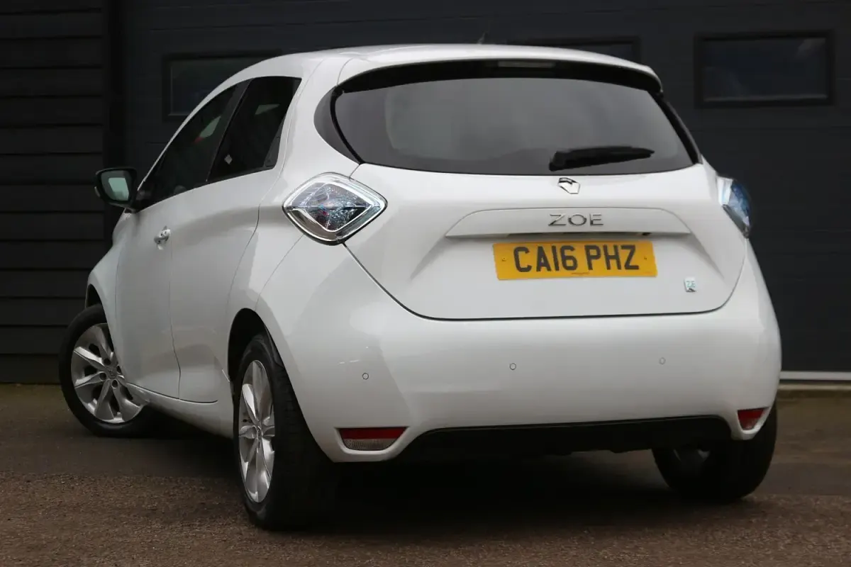 Used Renault Zoe Dynamique 64 kW (88 HP) 2016 White Hatchback