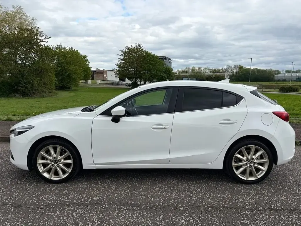 Używany Mazda 3 Inclusive 121 KM (88 kW) 2017 Biały Hatchback