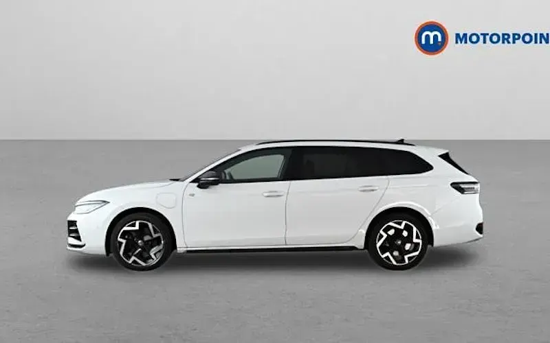 Used VW Passat R-line 272 HP (200 kW) 2025 White Estate