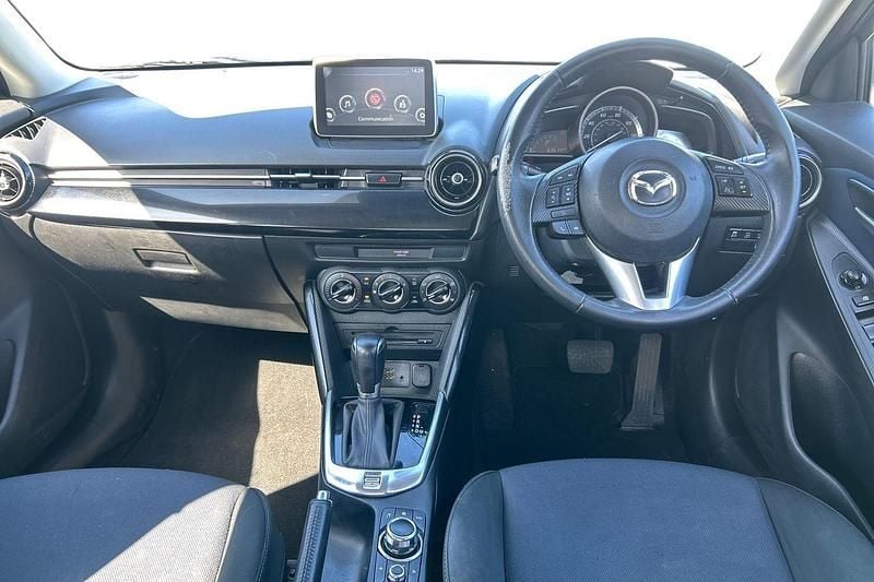 Usado Mazda 2 90 HP (66 kW) 2015 Prateado Citadino