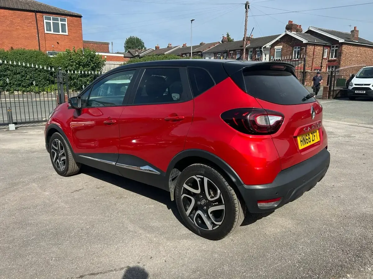 Used Renault Captur Iconic 90 HP (66 kW) 2018 Red/black SUV