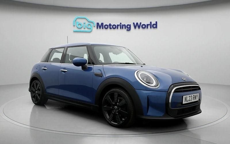 Usado Mini Cooper Exclusive 136 CV (100 kW) 2022 Azul Utilitario