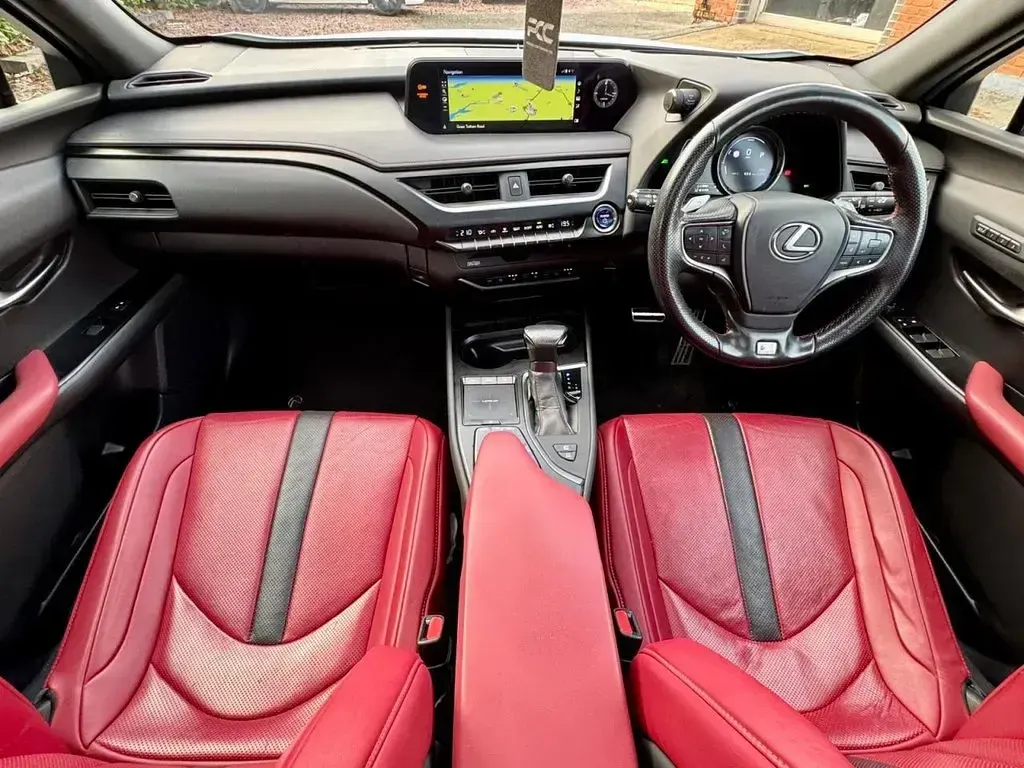 Used Lexus UX E-FOUR 184 HP (135 kW) 2019 White SUV