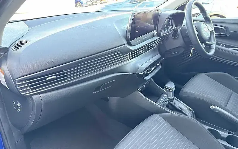 Used Hyundai i20 Premium 101 HP (74 kW) 2023 Blue Hatchback