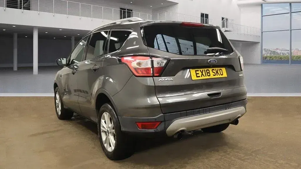 Usado Ford Kuga Titanium 182 HP (133 kW) 2018 Cinzento SUV