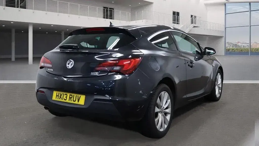 Usado Vauxhall Astra GTC SRi 140 HP (102 kW) 2013 Preto Citadino