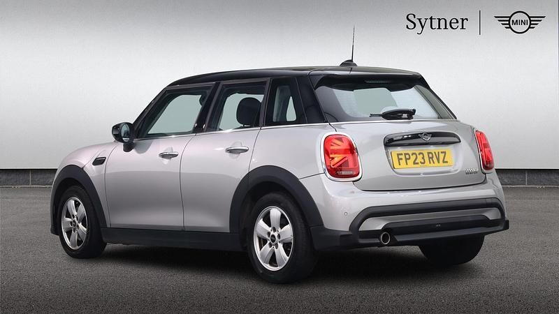 Usado Mini Cooper Classic 134 HP (98 kW) 2023 Prateado Citadino