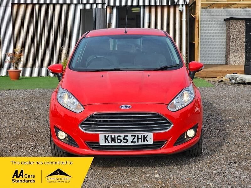Used Ford Fiesta Zetec 100 HP (73 kW) 2015 Red Hatchback