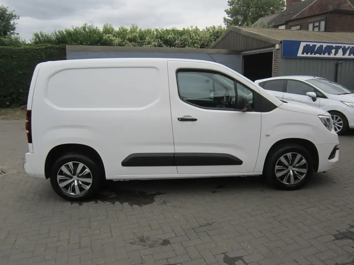 Used Vauxhall Combo Sportive 100 HP (73 kW) 2021 White MPV