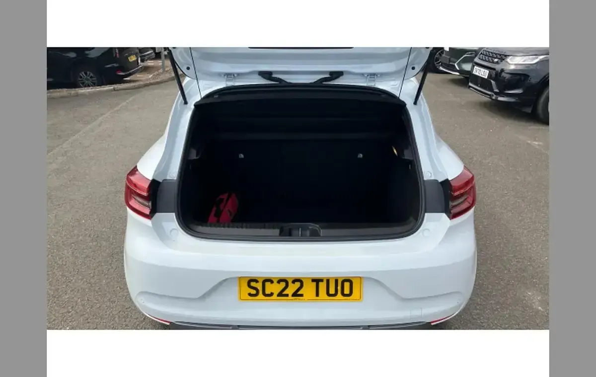 Used Renault Clio RS Line 138 HP (101 kW) 2022 White Hatchback