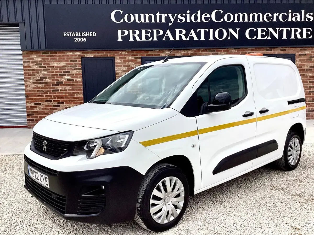 Used Peugeot Partner Premium 100 HP (73 kW) 2022 White MPV