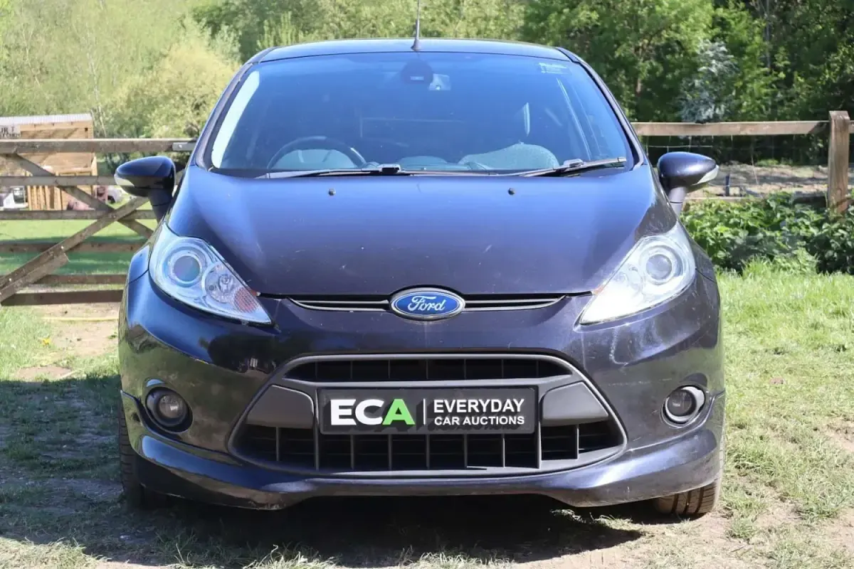 Usado Ford Fiesta Zetec 95 HP (69 kW) 2012 Preto Citadino