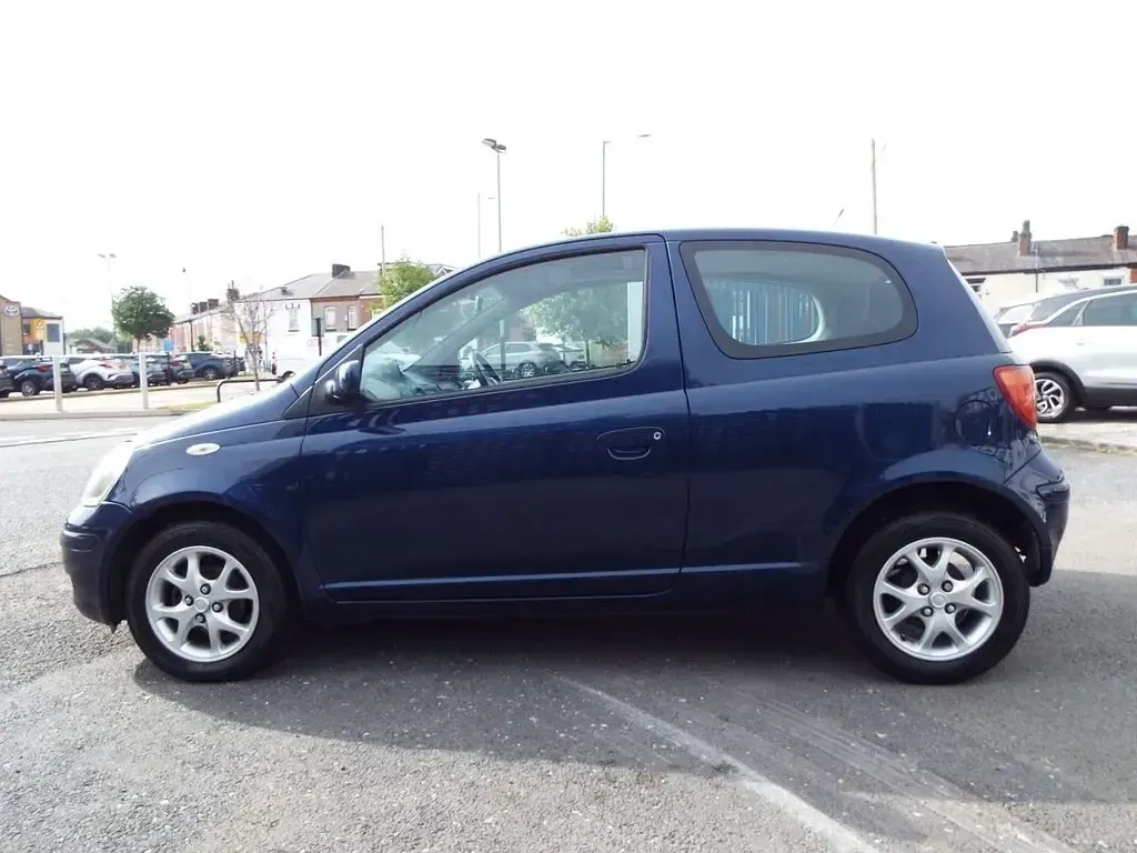 Used Toyota Yaris 67 HP (49 kW) 2003 Blue Hatchback