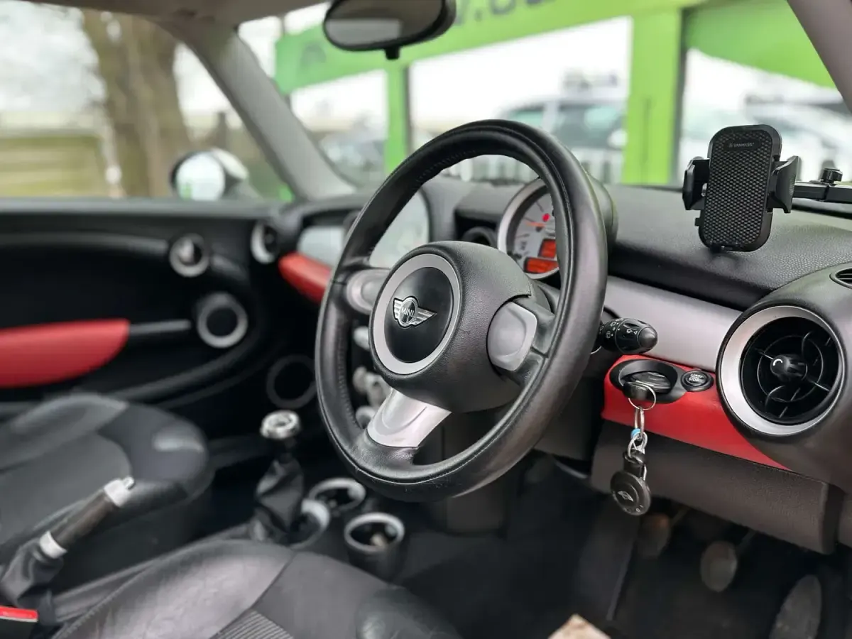 Used Mini Cooper Hatch 120 HP (88 kW) 2007 Red Hatchback