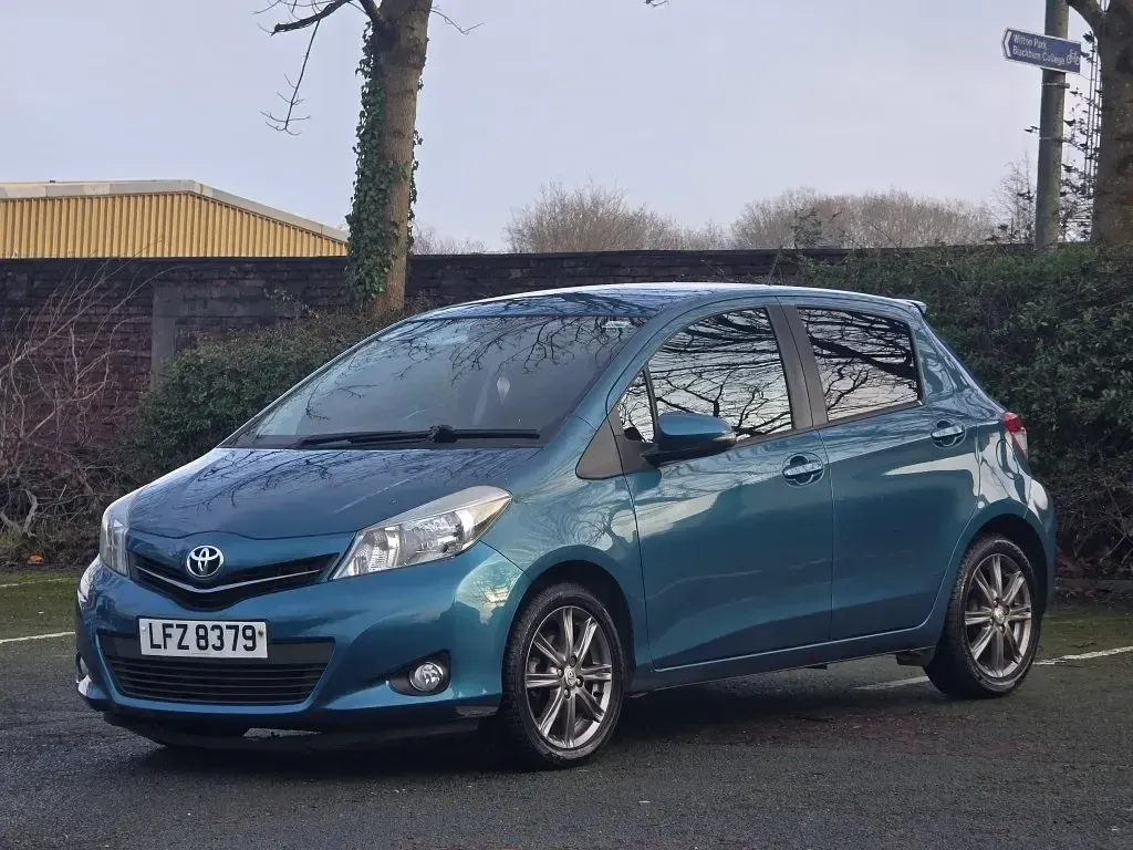 Begagnad Toyota Yaris SR 99 HK (72 kW) 2012 Turkos Halvkombi