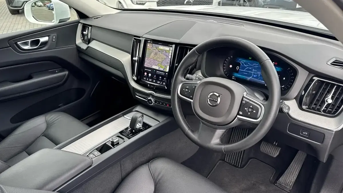 Used Volvo XC60 Core 250 HP (183 kW) 2024 White SUV