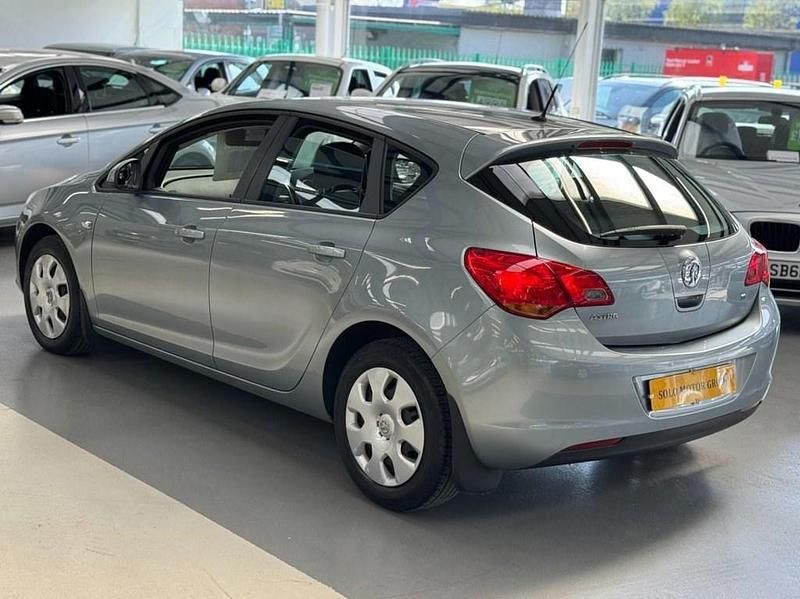 Second-hand Vauxhall Astra 2010 Argintiu Hatchback