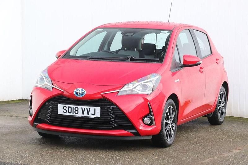 Usado Toyota Yaris Hybrid 2018 Rojo Utilitario