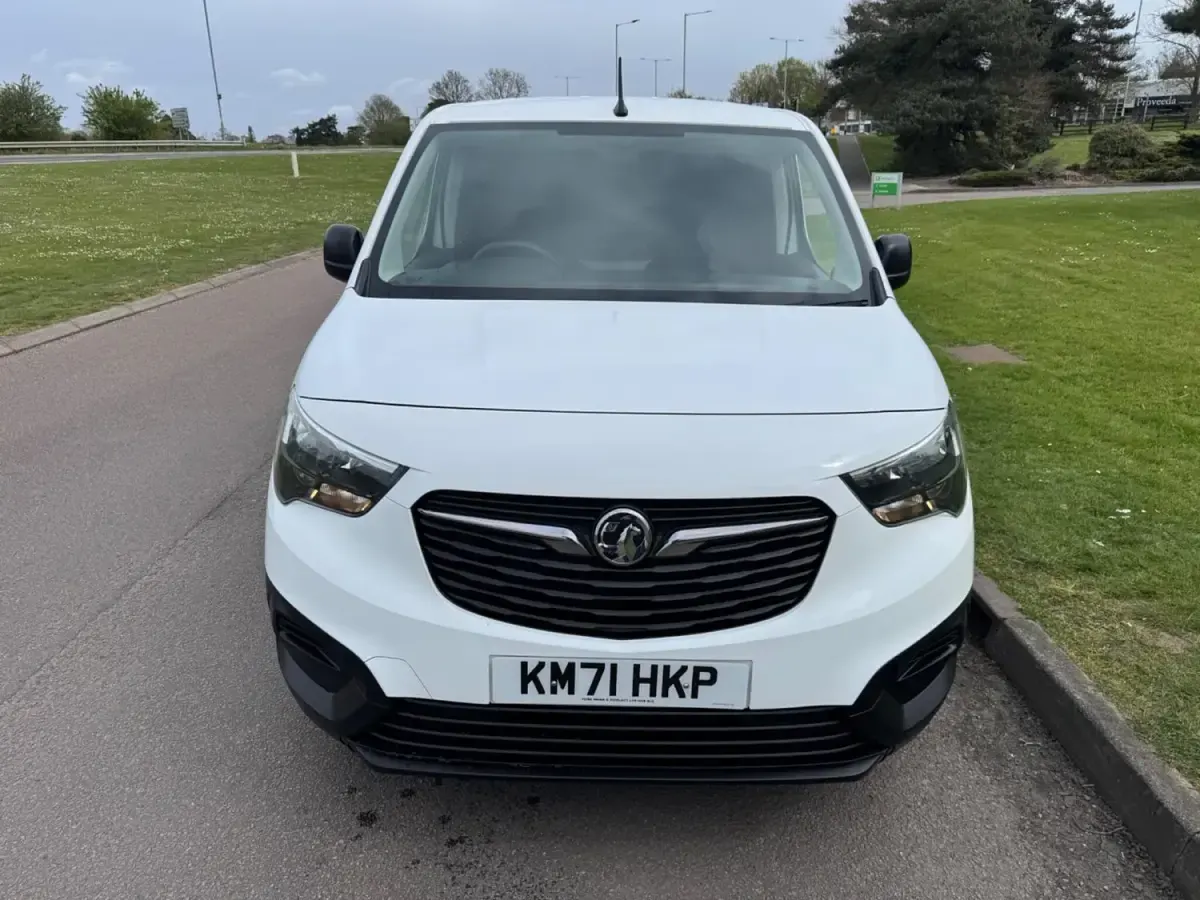 Usado Vauxhall Combo 100 HP (73 kW) 2022 Branco Monovolume