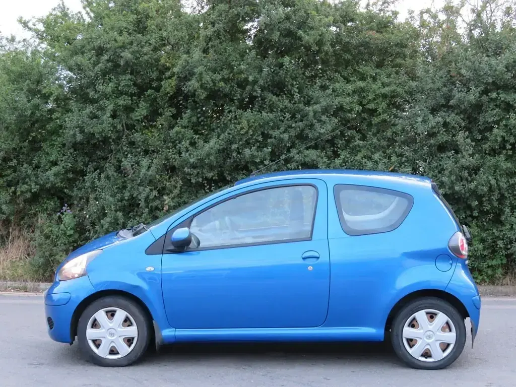 Used Toyota Aygo 68 HP (50 kW) 2009 Blue Hatchback
