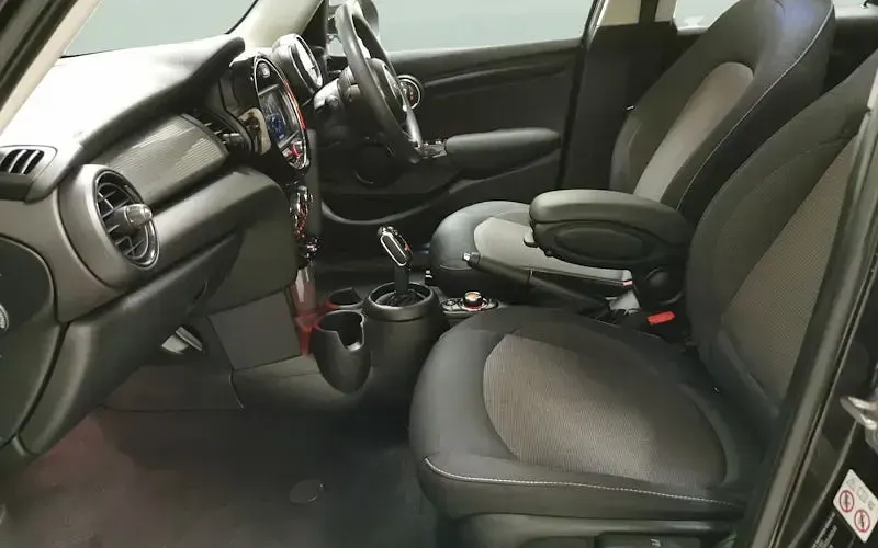 Usado Mini Cooper Classic 136 CV (100 kW) 2019 Negro Utilitario