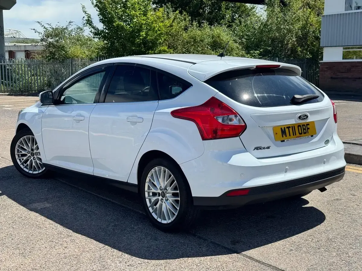 Used Ford Focus Zetec 125 HP (91 kW) 2011 White Hatchback