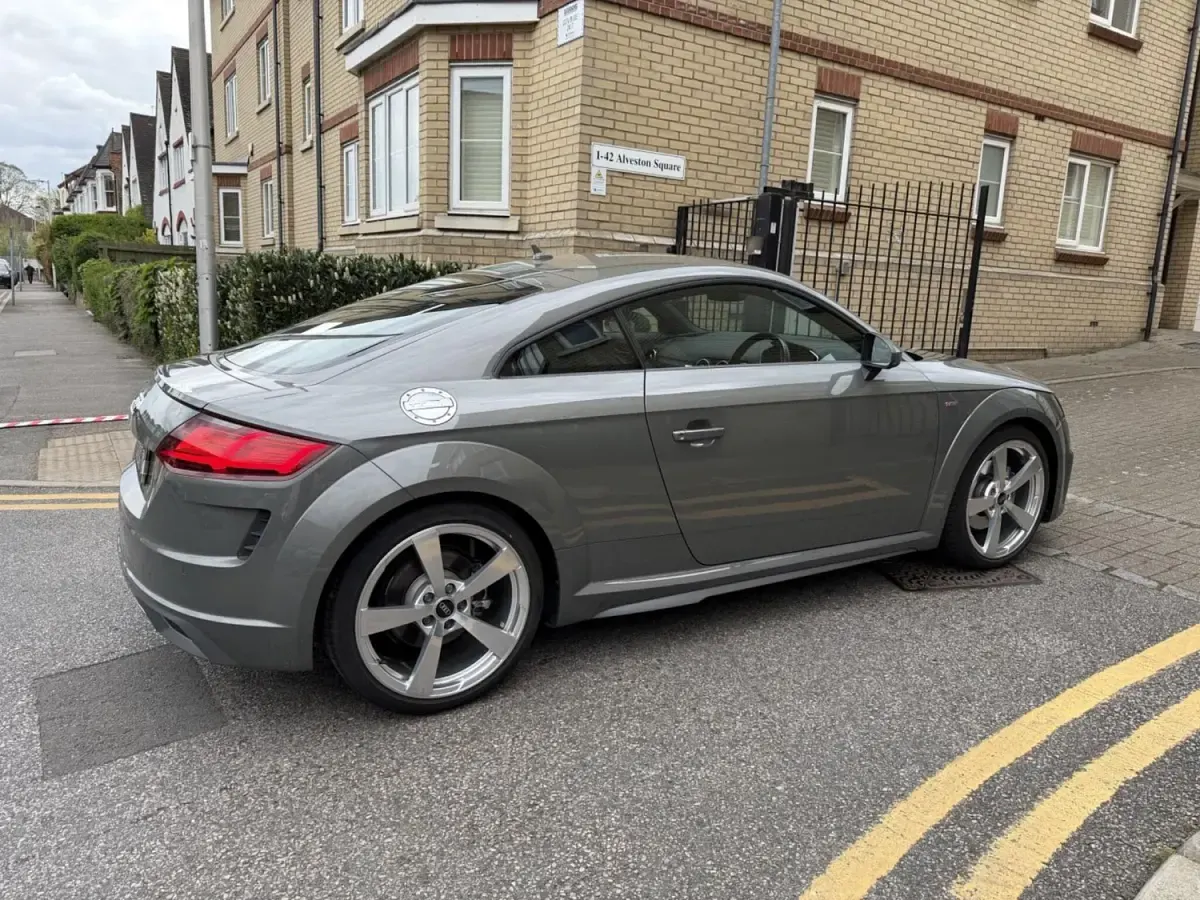 Usado Audi TT S-Line 245 HP (180 kW) 2023 Cinzento Coupé