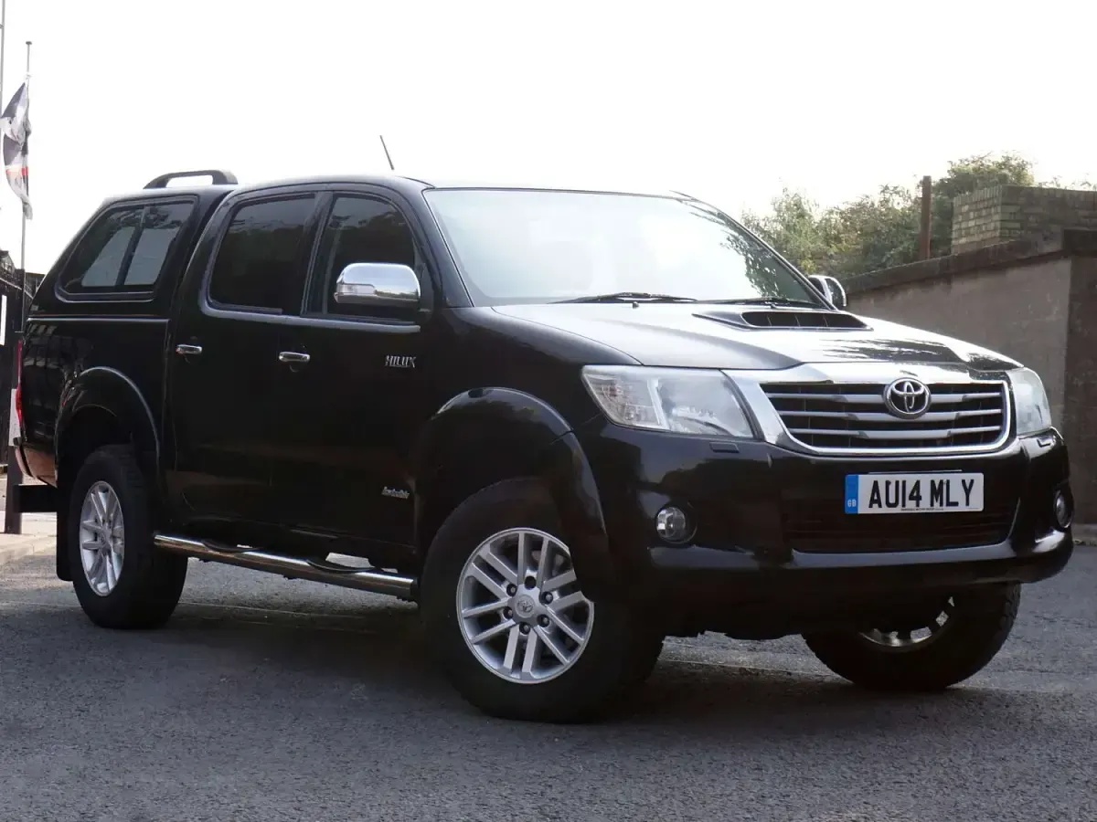 Used Toyota HiLux 171 HP (125 kW) 2014 Black Pickup
