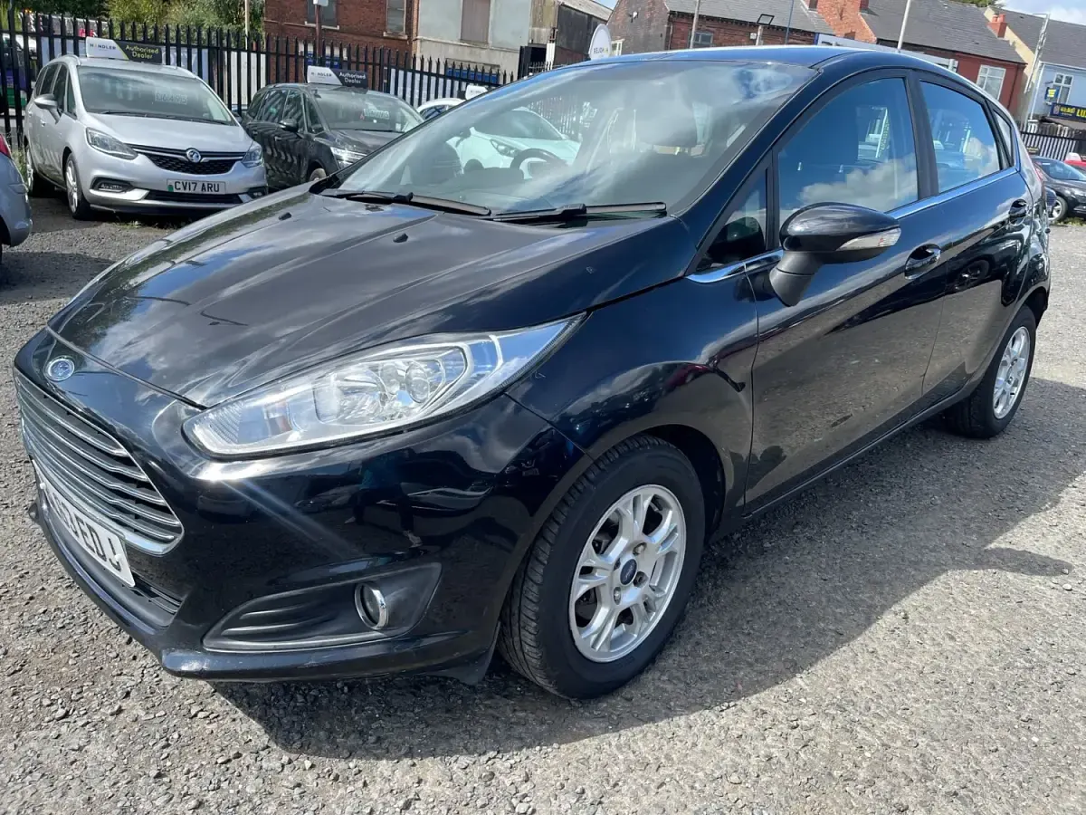 Usado Ford Fiesta Zetec 95 HP (69 kW) 2014 Preto Citadino